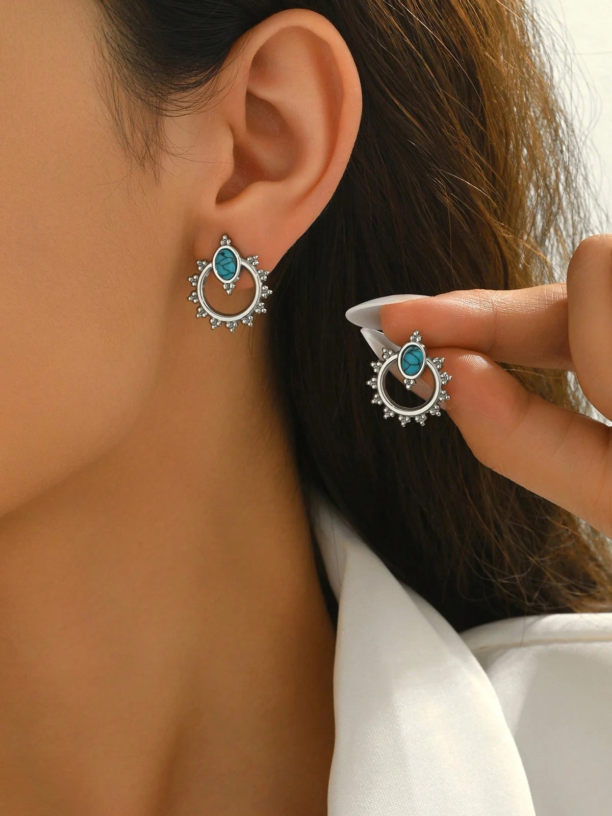 1 Pair Fashionable, Exquisite, And Elegant Hoop Earrings Inlaid With Blue And Green Gemstones, Unique Design With Exotic Charm And Classic Elegance, Suitable For Daily Wear