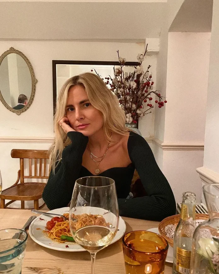 what-to-wear-to-a-restaurant-290773-1618258808397-image-768-80.jpg what to wear to restaurant