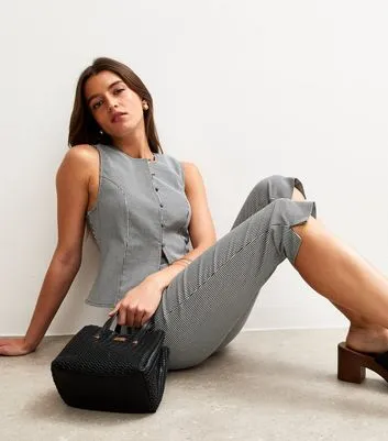 NEW LOOK
Black Gingham Print Capri Trousers