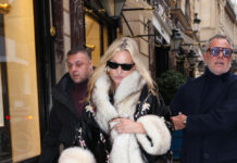 In Paris, cigarette jeans are in heavy rotation—wear them with this anti-trend shoe to look like a local In Paris, cigarette jeans are in heavy rotation—wear them with this anti-trend shoe to look like a local