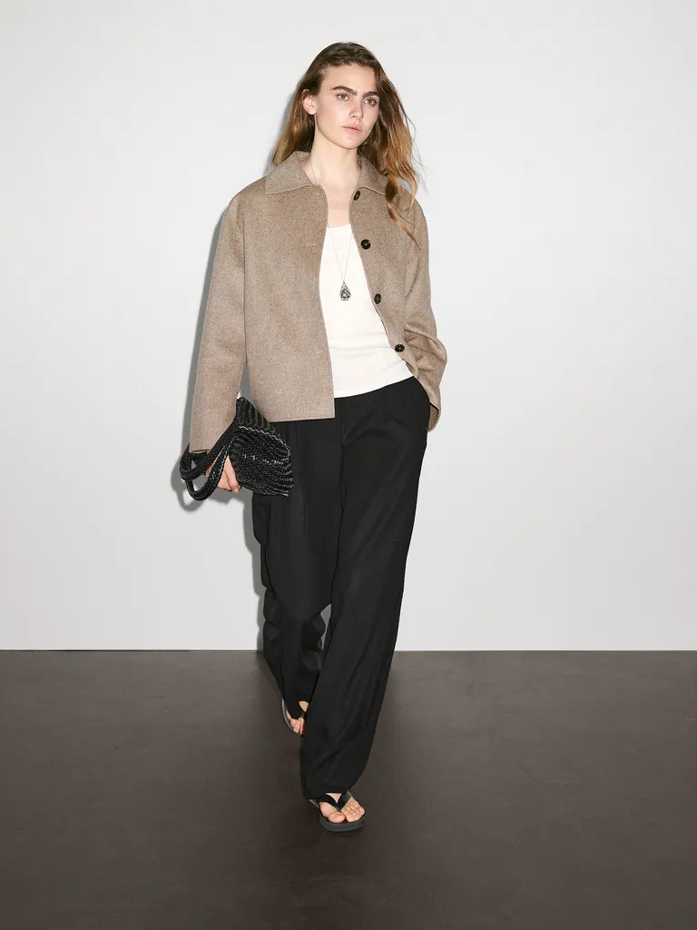 Massimo Dutti
Short Wool Blend Coat With Buttons