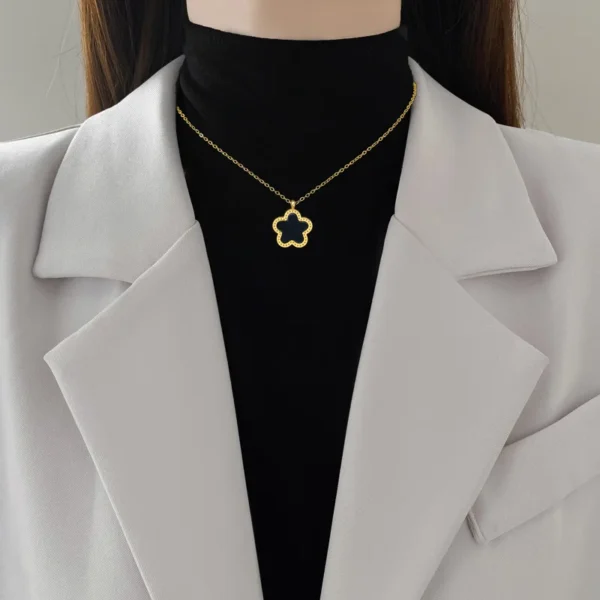 Elegant women shell pendant necklace