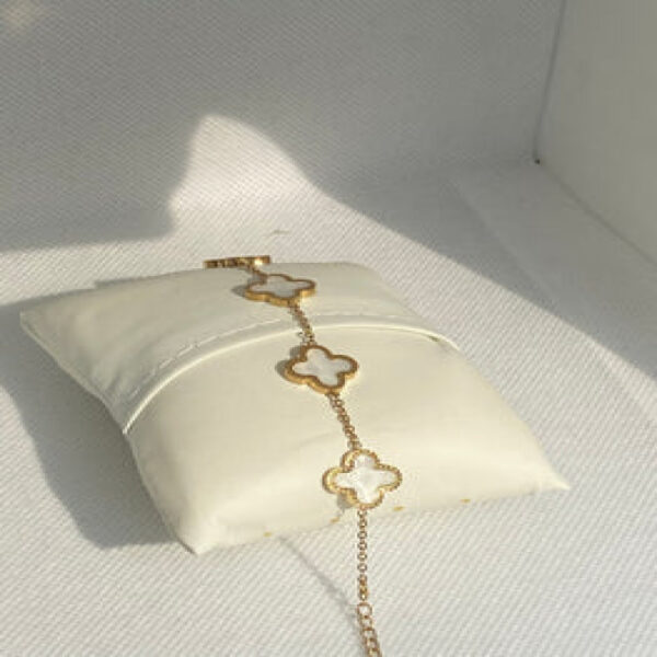 Elegant clover design bracelet