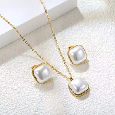 Elegant gold pearl jewelry set square design