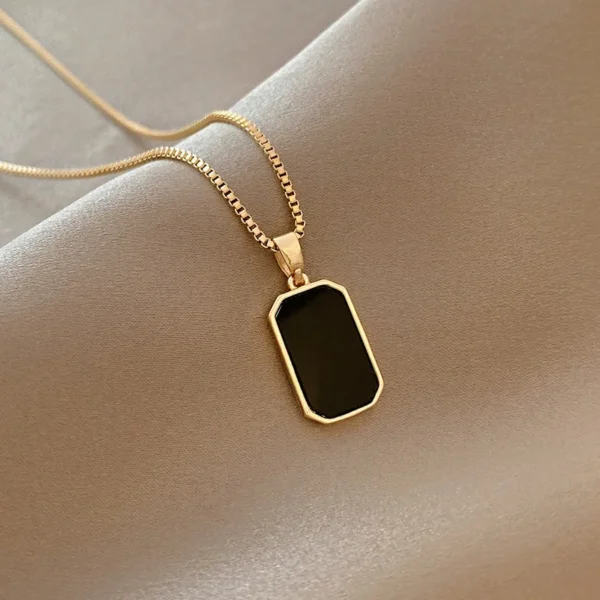 Pendant detail black and white design