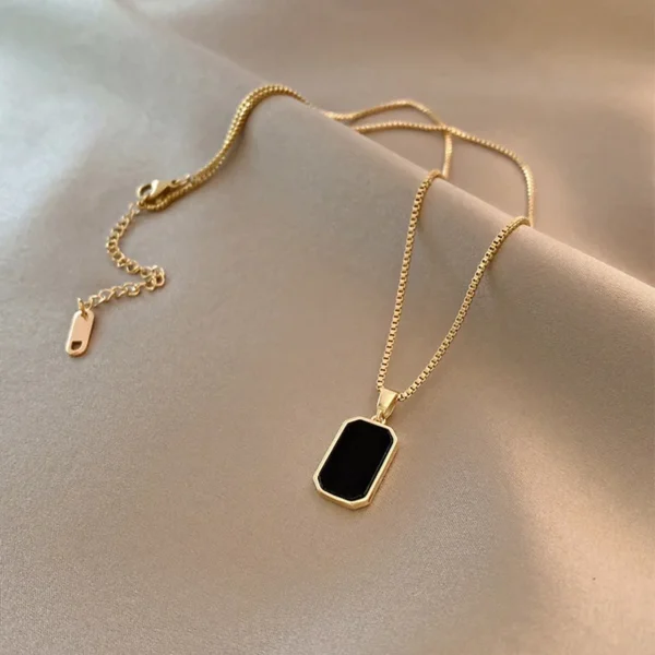 Elegant gold chain with pendan