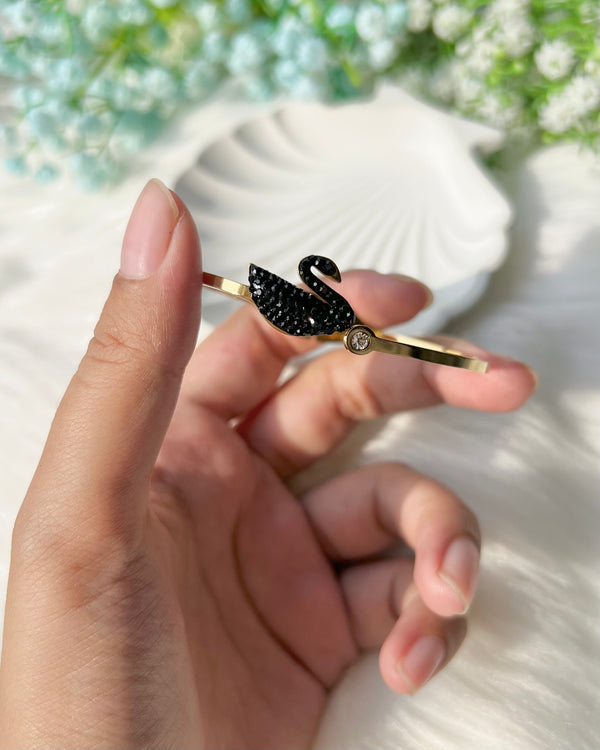 Black swan stone bracelet zoom detail