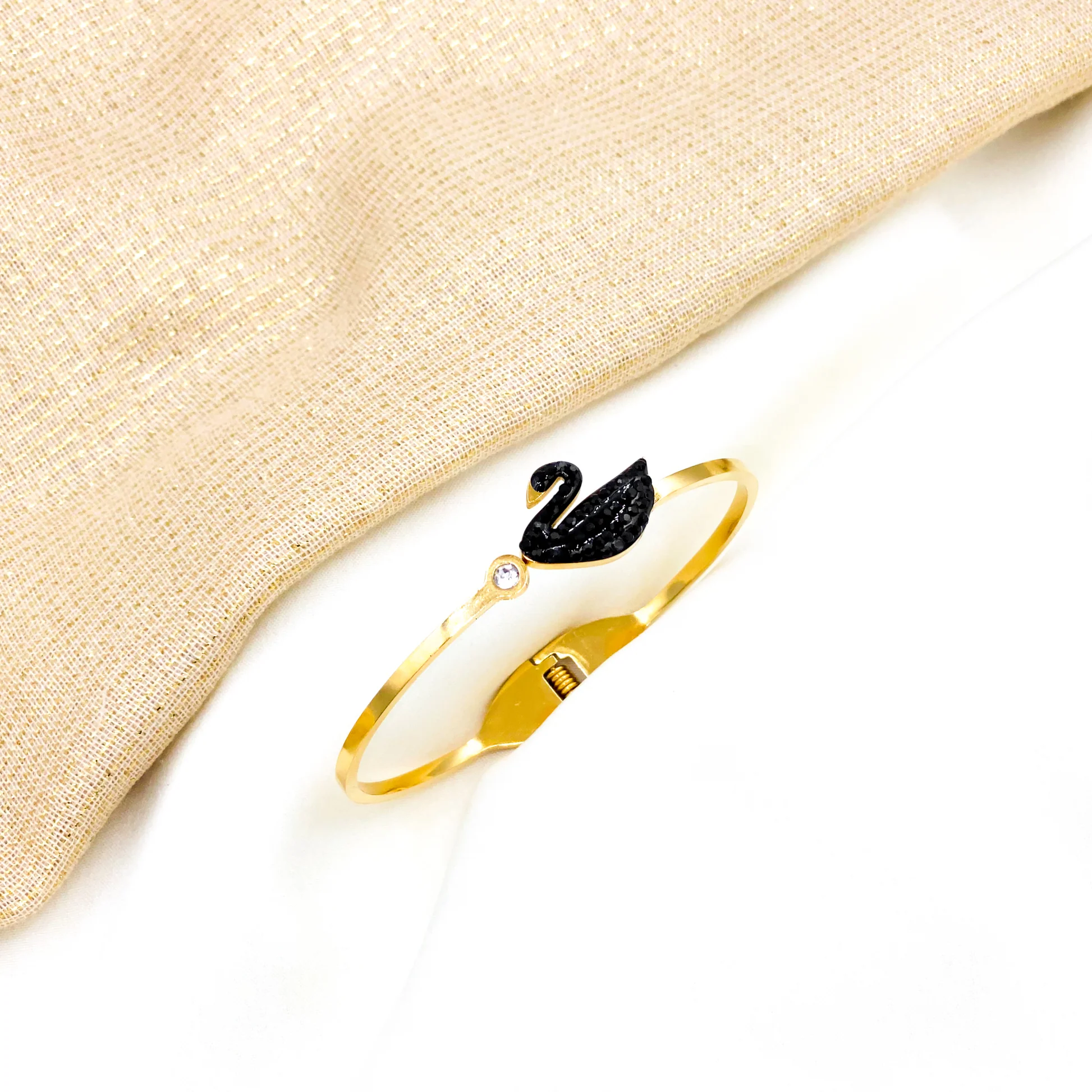 Elegant Black Swan Design Crystal Bracelet – Fashion Jewelry for Women